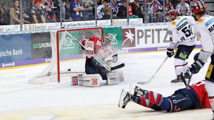 Martin Buchwieser traf zum vorentscheidenden 3:1 für die Eisbären in Mannheim. Hier schaut er Jamie MacQueens Schuss zum Ausgleich hinterher.