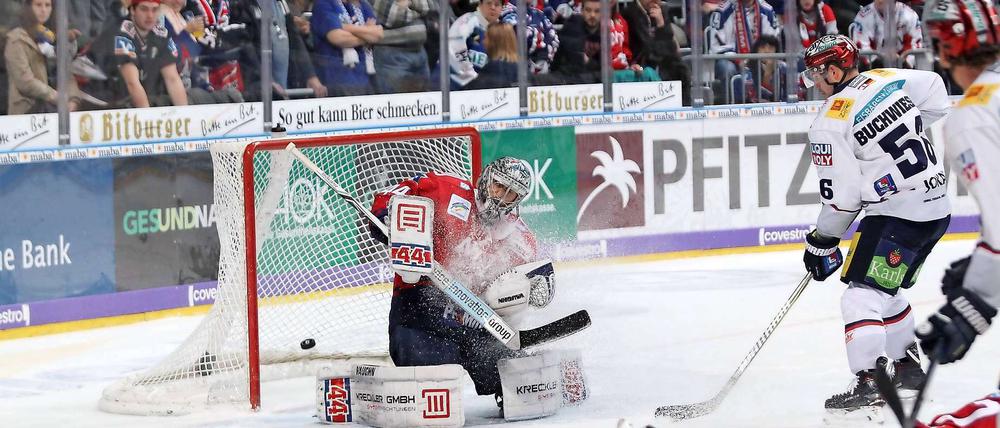 Martin Buchwieser traf zum vorentscheidenden 3:1 für die Eisbären in Mannheim. Hier schaut er Jamie MacQueens Schuss zum Ausgleich hinterher.
