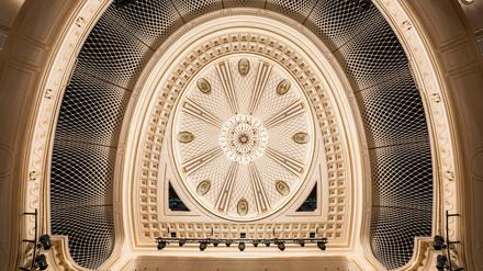 Die Saaldecke in der Staatsoper mit der neuen Nachall-Galerie