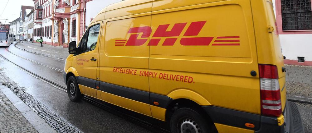Ein Transporter mit DHL-Logo fährt in Erfurt an der Thüringer Staatskanzlei vorbei.