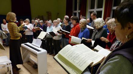 Bei den Proben zum Weihnachtsoratorium: Wenigstens die Choräle müssen die Sängerinnen und Sänger der Pauluskantorei auswendig können.