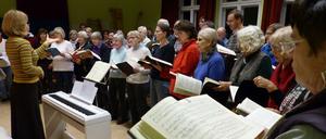 Bei den Proben zum Weihnachtsoratorium: Wenigstens die Choräle müssen die Sängerinnen und Sänger der Pauluskantorei auswendig können.