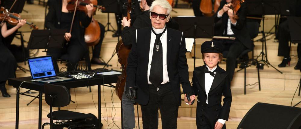 Mit Patensohn Hudson Kroenig an der Hand kam Modedesigner Karl Lagerfeld zu der exklusiven Modenschau im Großen Saal der Elbphilharmonie in Hamburg. 
