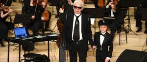 Mit Patensohn Hudson Kroenig an der Hand kam Modedesigner Karl Lagerfeld zu der exklusiven Modenschau im Großen Saal der Elbphilharmonie in Hamburg. 