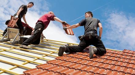 Gutes Geld auf dem Dach: Die Tarifparteien haben sich auf einen Mindestlohn für Dachdecker von 12,90 Euro geeinigt.