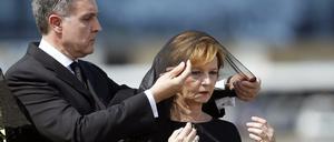 Zeichen der Trauer: Ehemann Radu arrangiert den Schleier von Margarita kurz vor der Beerdigung ihrer Mutter Anna im August 2016.