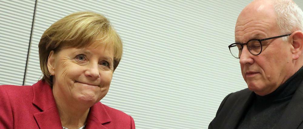 Bundeskanzlerin Angela Merkel unterhält sich am 11.12.2017 zu Beginn der Fraktionssitzung der CDU/CSU im Reichstagsgebäude in Berlin mit Fraktionschef Volker Kauder. 