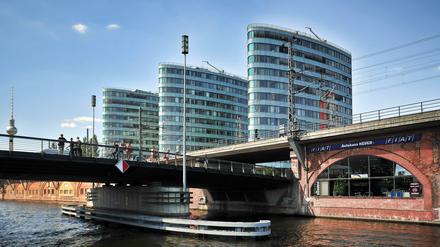 Die Michaelbrücke mit dem Leitwerk.