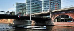 Die Michaelbrücke mit dem Leitwerk.