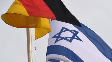 Die Fahnen von Deutschland und Israel wehen im Mai 2016 in Berlin am Pariser Platz im Wind. 
