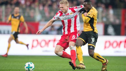 Kristian Pedersen (l.) gibt alles gegen Dresdens Erich Berko.