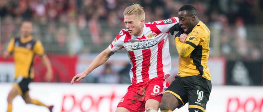 Kristian Pedersen (l.) gibt alles gegen Dresdens Erich Berko.