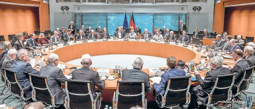 Ganz große Runde. Ende November lud Merkel Ministerpräsidenten und Bürgermeister zum Dieselgipfel – ohne die Industrie.