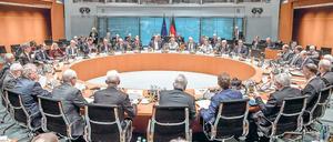Ganz große Runde. Ende November lud Merkel Ministerpräsidenten und Bürgermeister zum Dieselgipfel – ohne die Industrie.