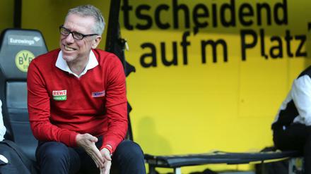 Er macht das jetzt. Peter Stöger nimmt beim BVB auf der Trainerbank Platz.
