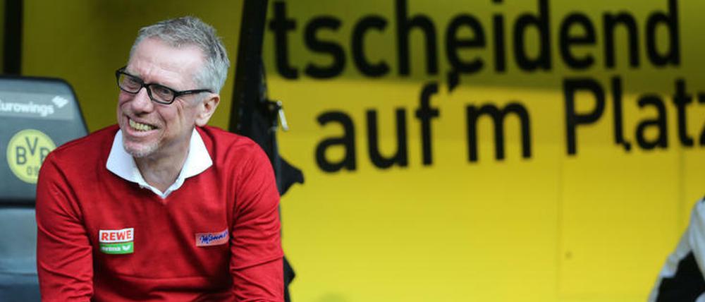 Er macht das jetzt. Peter Stöger nimmt beim BVB auf der Trainerbank Platz.
