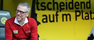 Er macht das jetzt. Peter Stöger nimmt beim BVB auf der Trainerbank Platz.
