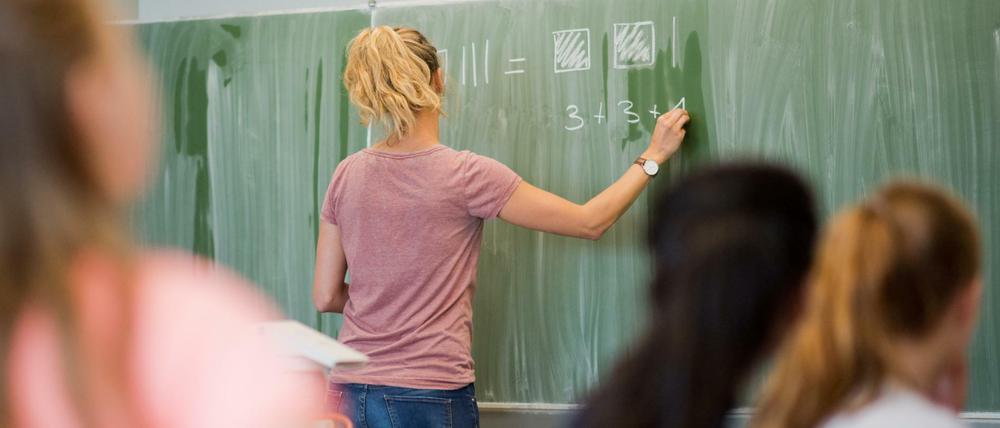 Die Politik empört sich über Fristverträge - und stellt selbst gern befristet ein, etwa in Schulen und an Universitäten.