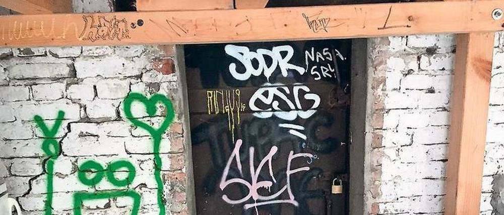 Eine vollgekritzelte Eisentür in Prenzlauer Berg.