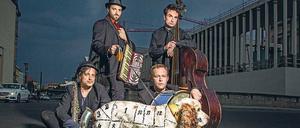The Painted Bird, das sind von links: Christian Dawid, Daniel Kahn, Hampus Melin und Michael Tuttle. Vorne: Kahns Hund Shmonik.