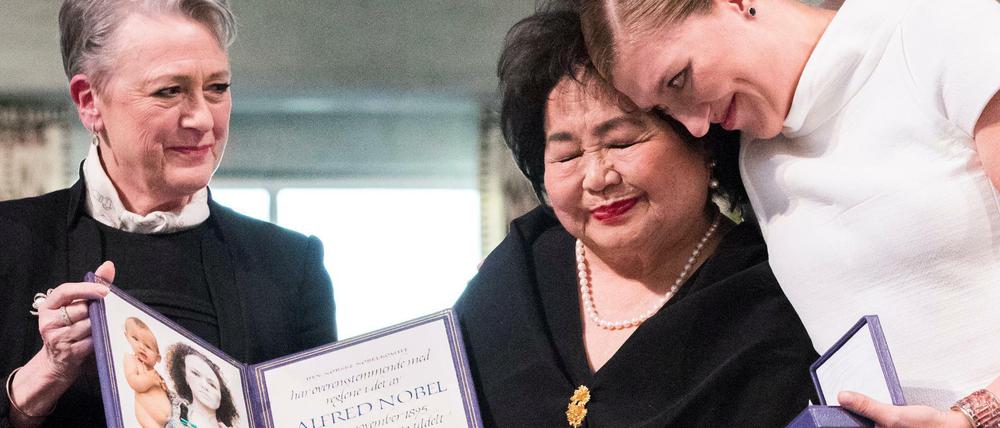 Die Vorsitzende des Nobelpreiskomitees Berit Reiss-Andersen (v.l.n.r.) übergibt den Preis an die Hiroshima-Überlebende Setsuko Thurlow und Ican-Direktorin Beatrice Fihn.
