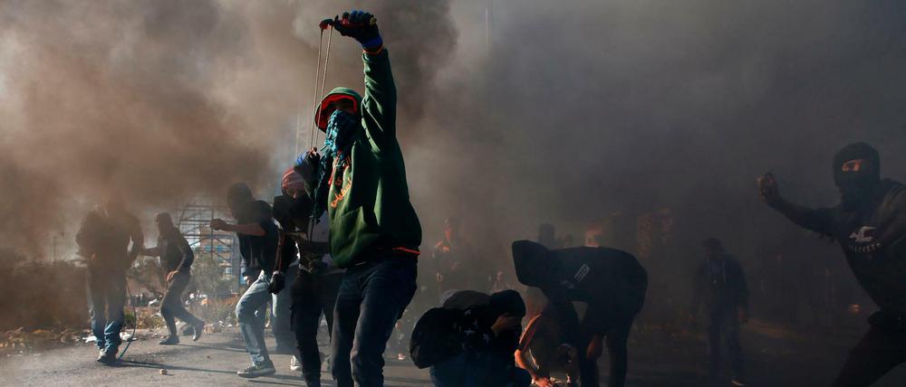 Palästinenser Demonstranten bei Zusammenstößen mit israelischen Soldaten bei Ramallah.