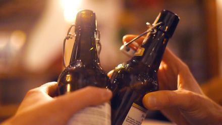 Oft gibt's bei Feiern mehr als ein Bierchen.