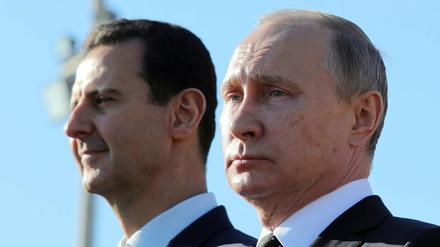 Seit' an Seit'. Der russische Präsident Wladimir Putin (rechts) und der syrischen Präsident Baschar al-Assad am Montag auf der Luftwaffenbasis Hmeimim.
