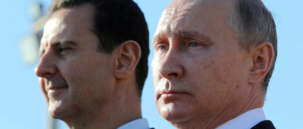 Seit' an Seit'. Der russische Präsident Wladimir Putin (rechts) und der syrischen Präsident Baschar al-Assad am Montag auf der Luftwaffenbasis Hmeimim.
