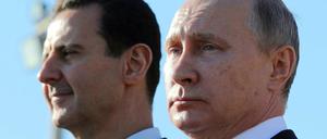 Seit' an Seit'. Der russische Präsident Wladimir Putin (rechts) und der syrischen Präsident Baschar al-Assad am Montag auf der Luftwaffenbasis Hmeimim.