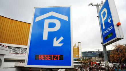 Nervend. Bei der Suche nach einem freien Parkplatz ist vor allem vor Weihnachten Geduld gefragt. 