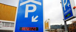 Nervend. Bei der Suche nach einem freien Parkplatz ist vor allem vor Weihnachten Geduld gefragt. 