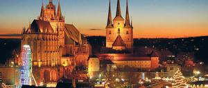 Stadt der Türme. Der Hauptweihnachtsmarkt findet vor dem Dom und der St.-Severi-Kirche statt. 