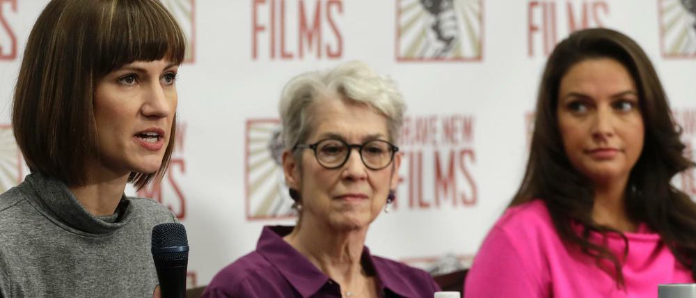Rachel Crooks (l-r), Jessica Leds und Samantha Holvey sprechen am 11.12.2017 in New York (USA) bei einer Pressekonferenz über ihre Vorwürfe zu sexuellen Belästigungen durch US-Präsident Trump.