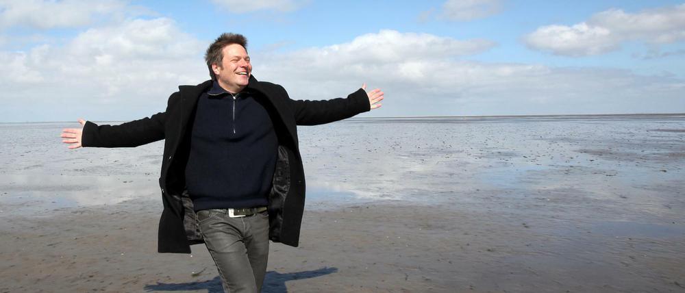 Robert Habeck, läuft am 15.04.2012 bei Westerhever durch das schleswig-holsteinische Wattenmeer.