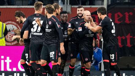 Nürnbergs Torschütze Tobias Werner (2. v.r.) und seine Mitspieler jubeln nach dem Treffer zur 1:0 Führung.
