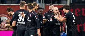 Nürnbergs Torschütze Tobias Werner (2. v.r.) und seine Mitspieler jubeln nach dem Treffer zur 1:0 Führung.
