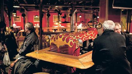 Ausgehtipp: In der Kultbar Zetor gehören alte tschechische Traktoren zur Einrichtung.