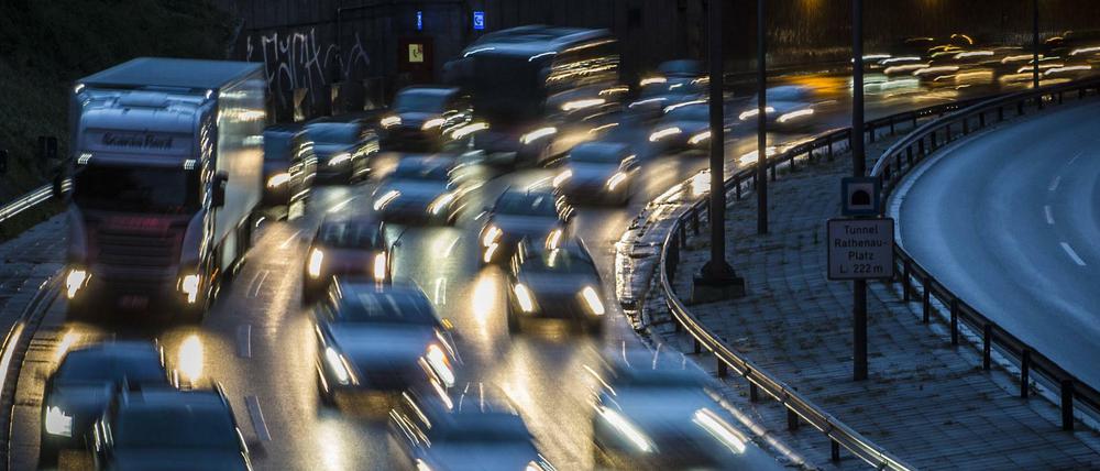 Mehr Zeit einplanen. Auf der Berliner Stadtautobahn hat sich ein Stau gebildet.