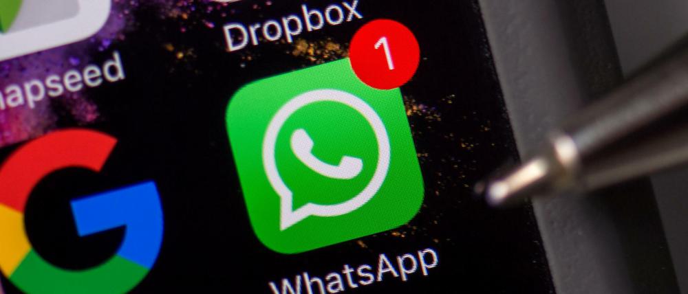 Das WhatsApp-Icon auf einem Smartphone (Symbolbild). 