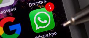Das WhatsApp-Icon auf einem Smartphone (Symbolbild). 