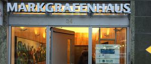 Eine unscheinbare Tür. Doch wer logiert im zweiten Stock?