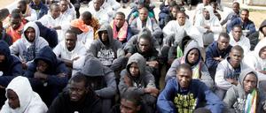 Flüchtlinge in einem Camp in der Nähe von Tripoli, Libyen. 