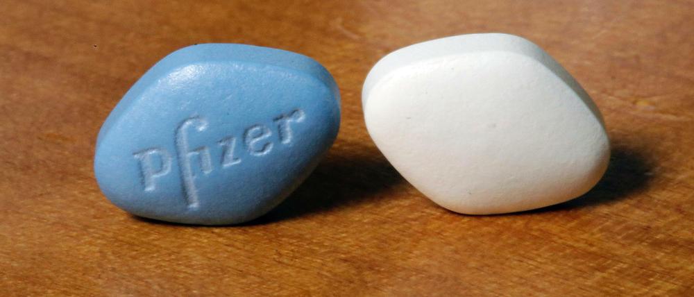 Die Viagra Pille von Pfizer (l) und die generische Variante des Tochterunternehmens Greenstone "sildenafil citrate".