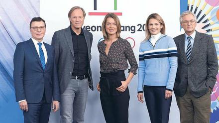 Blicken gemeinsam auf die Winterspiele in Südkorea: ARD-Programmchef Volker Herres (v.l.n.r.), die ARD-Moderatoren Gerhard Delling und Jessy Wellmer sowie Katrin Müller-Hohenstein vom ZDF und ZDF-Chefredakteur Peter Frey. 