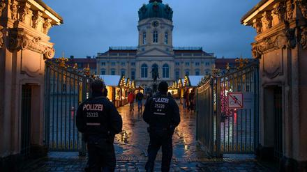 Polizeibeamte sind auf Weihnachtsmärkten präsent. Am Sonntag suchten sie konkret nach Munition und Waffen.