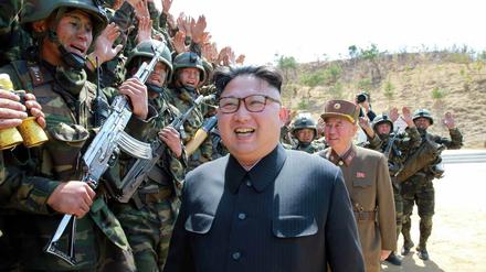 Nordkoreanische Soldaten begrüßen im April Staatschef Kim Jong Un während eines militärischen Wettbewerbes.
