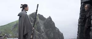 Die Sternenkrieger Rey (Daisy Ridley links) und Luke Skywalker (Mark Hamill) treffen zum ersten Mal aufeinander – auf der Insel Skellig Michael.