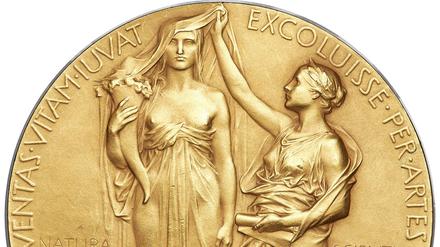 Das vom Auktionshaus zur Verfügung gestellte Foto zeigt die Rückseite der Nobelpreismedaille, mit dem eingravierten Namen des Historikers Theodor Mommsen und der Jahreszahl 1902. 