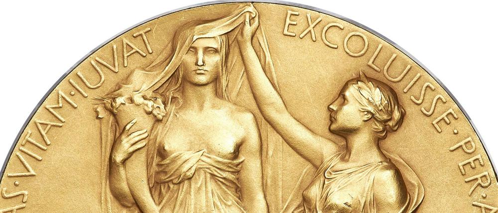 Das vom Auktionshaus zur Verfügung gestellte Foto zeigt die Rückseite der Nobelpreismedaille, mit dem eingravierten Namen des Historikers Theodor Mommsen und der Jahreszahl 1902.